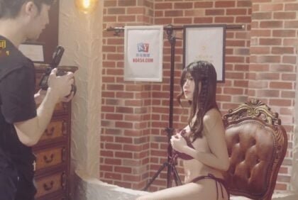 Anh chụp ảnh may mắn và nữ idol xinh đẹp khỏa thân! Chơi xỏ quá phải không? 